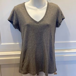 Great banana republic gray T-shirt, perfect to dress up or dress down.